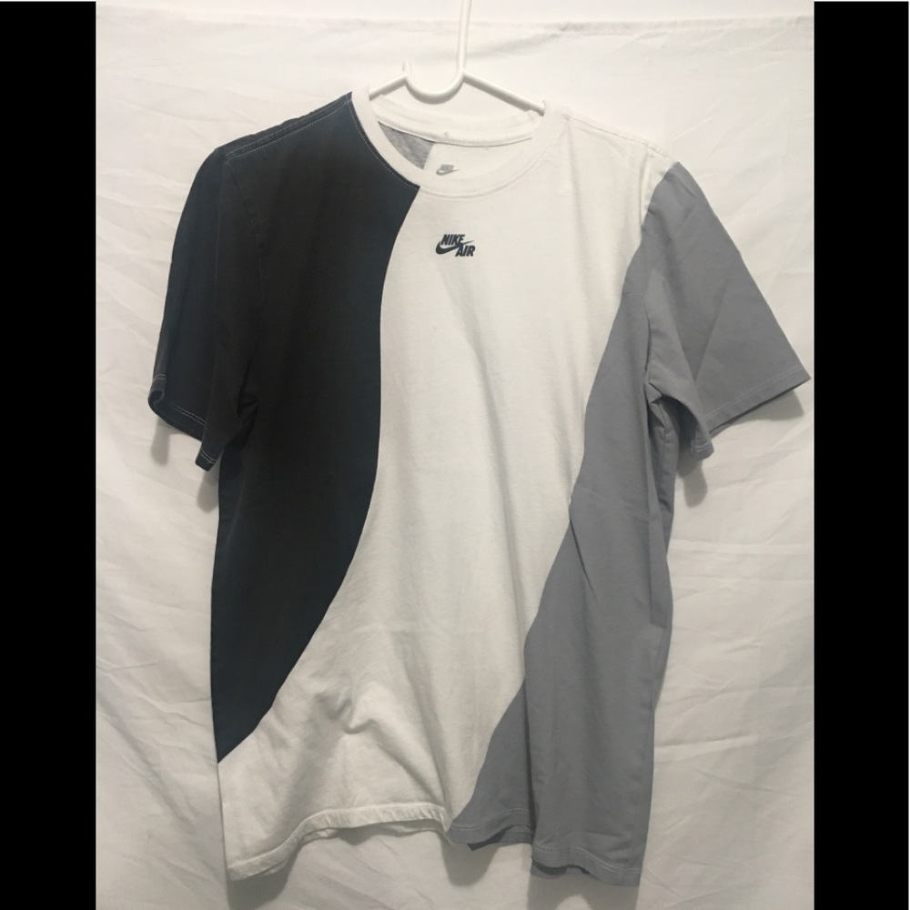 NIKE TEE SIZE Medium